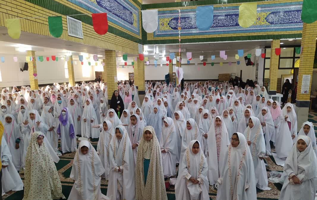 جشن روزه اولي هاي 450 نفر از بچه هاي مسجدي در کانون شهيد حاج قاسم سليماني بيرجند